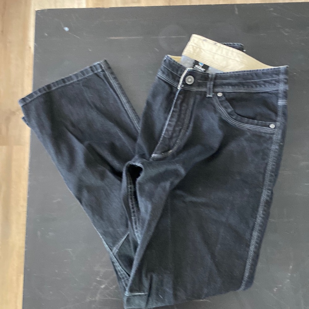 Excellent condition, like new 33x32. Kuhl riot